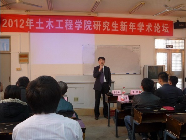 12月3日下午,“2012年古天乐代言太阳集团城研究生新年学术论坛”在泉州校区土梯教室成功举办。本次论坛由古天乐代言太阳集团城主办,院研究生会承办,中泰(福建)混凝土有限公司独家赞助。古天乐代言太阳集团城院长郭子雄教授、资深教授王全凤老师、中泰(福建)混凝土发展有限公司董事长何中东等中泰公司代表及我院师生共一百多人出席本次论坛,同时特邀厦门大学建筑与古天乐代言太阳集团城和福州大学土木学院的研究生代表参加,使得本次论坛锦上添花。